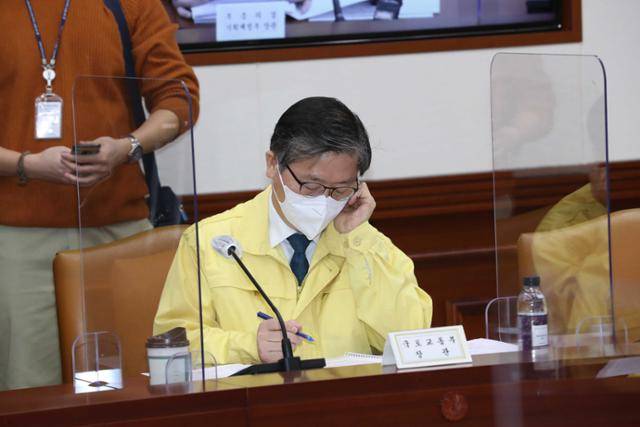 변창흠 국토교통부 장관이 3일 오전 서울 종로구 정부서울청사에서 열린 비상경제 중앙대책본부회의에 참석해 있다. 전날 한국토지주택공사(LH) 일부 직원들의 경기 광명·시흥지구 투기 의혹이 확산하는 가운데 당시 사장으로 재직했던 변 장관에게도 책임의 화살이 쏠리고 있다. 뉴스1