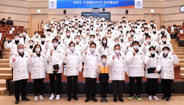 올해 도쿄하계올림픽과 내년 베이징 동계올림픽, 항저우 아시안게임을 준비하는 국가대표 선수들의 공식 훈련 시작을 알리는 '2021 국가대표 훈련 개시식'이 18일 충북 진천 국가대표선수촌에서 열리고 있다. 대한체육회 제공