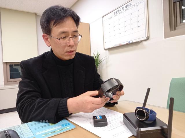 지난달 10일, 서울보호관찰소에서 김동민 전자감독과 과장이 전자장치(전자발찌)에 대해 설명하고 있다. 최다원 기자