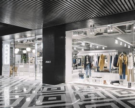 서울 여의도 '더 현대 서울' 지하 2층에 자리한 아르켓. 여성, 남성, 어린이를 위한 의류 및 잡화뿐만 아니라 리빙 제품 카페 등을 함께 제안하는 라이프스타일 브랜드다. 사진 아르켓