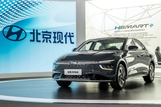 ‘2020 광저우 국제 모터쇼’에 현대차의 전기차 모델 '밍투 일렉트릭'이 전시돼 있다. [사진 현대차]