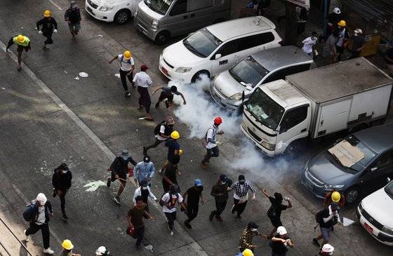 2일(현지시간) 미얀마 양곤에서 경찰이 시위대를 향해 최루탄을 쏘고 있다. [EPA=연합뉴스]