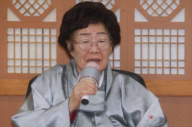 Lee Yong-soo, a victim of Japan's wartime sexual slavery, speaks during a press meeting at the Foreign Ministry in Seoul on Wednesday, after meeting Foreign Minister Chung Eui-yong. (Yonhap)