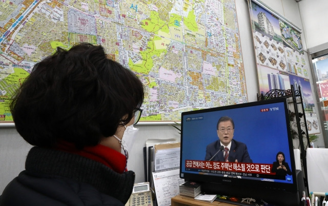 지난 1월 18일 오전 서울 서초구 한 부동산 중개업소에서 공인중개사가 문재인 대통령 신년 기자회견 생중계를 시청하고 있다. 뉴시스