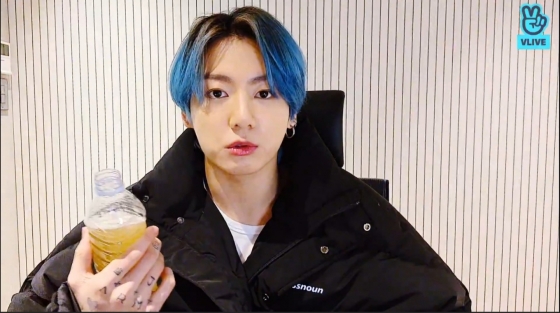 방탄소년단의 멤버 정국이 콤부차 음료를 V라이브에서 소개하고 있다.