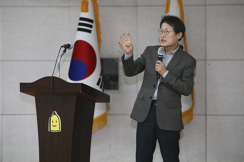지난해 10월 종로구청 한우리홀에서 ‘서울형 혁신교육의 가치와 방향’을 주제로 개최된 특강에서 조희연 교육감이 연설하고 있다.