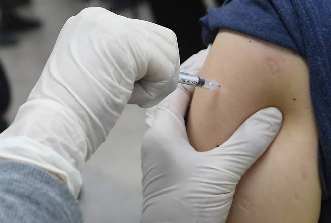 코로나 19 백신 접종이 본격 시작된 가운데 경기도 동두천시 소재 한 요양병원에서 불법 접종이 이뤄져 논란이 되고 있다./사진=뉴스1.
