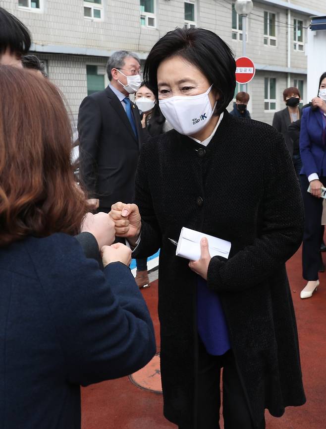 지난 2일 박영선 더불어민주당 박영선 서울시장 후보가 지역 당원들과 인사를 나누고 있는 모습 [연합]