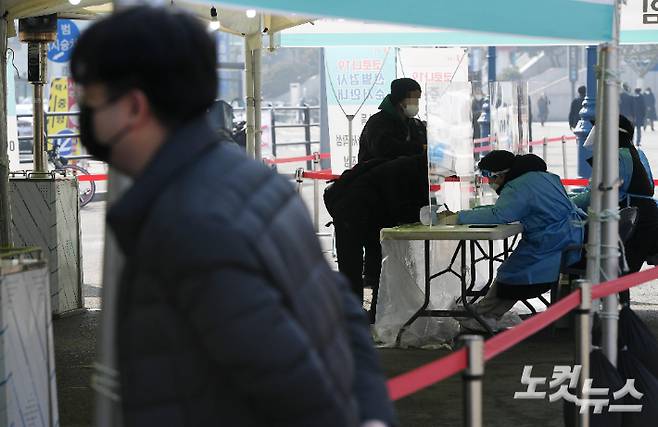 코로나19 임시 선별진료소에서 시민들이 검사를 받기 위해 줄을 서고 있다. 이한형 기자