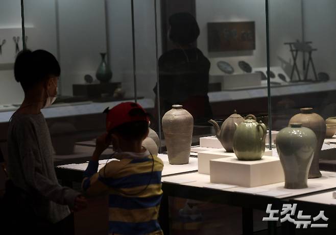 서울 용산구 국립중앙박물관에서 관람객들이 전시품을 관람하고 있다. 사진은 기사 내용과 관련 없음. 이한형 기자