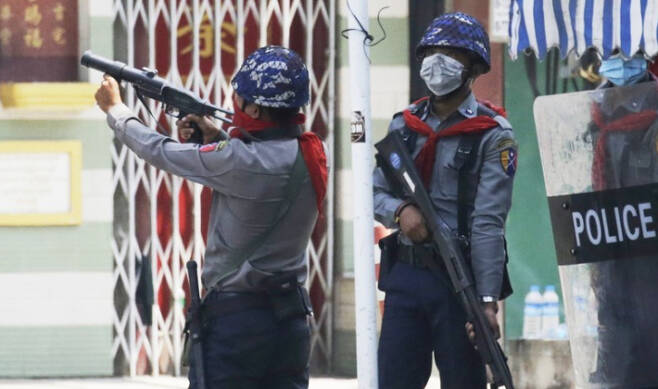 3일(현지시간) 경찰이 미얀마 양곤에서 열린 군부 쿠데타 규탄 시위에서 시위대를 해산시키기 위해 최루탄 발사대를 겨누는 모습. 연합뉴스
