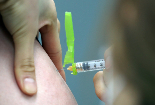 ▲코로나19 예방접종대응추진단은 3일 백신 접종 후 두 건의 사망 사례가 나왔다고 밝혔다. 다만 과도한 불안감을 갖지 말고 순서대로 접종에 임해줄 것을 당부했다. ⓒ연합뉴스
