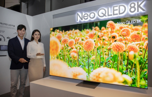 삼성전자 모델들이 3일 서울 서초구 삼성딜라이트에서 네오 QLED를 소개하고 있다./사진 제공=삼성전자