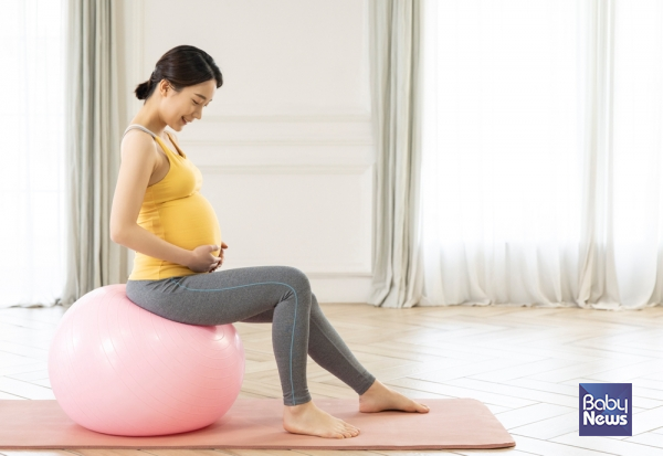 아기가 잘 내려오는 운동으로 짐볼에 앉아서 위아래로 통통하는 것을 가장 먼저 떠올린다. 하지만 이 운동은 회음부가 많이 부은 산모들은 피하는 게 좋고, 너무 속도를 내서 짐볼을 위아래로 통통 튕기면 태반조기박리가 될 수 있으므로 매우 조심해야한다. ⓒ베이비뉴스