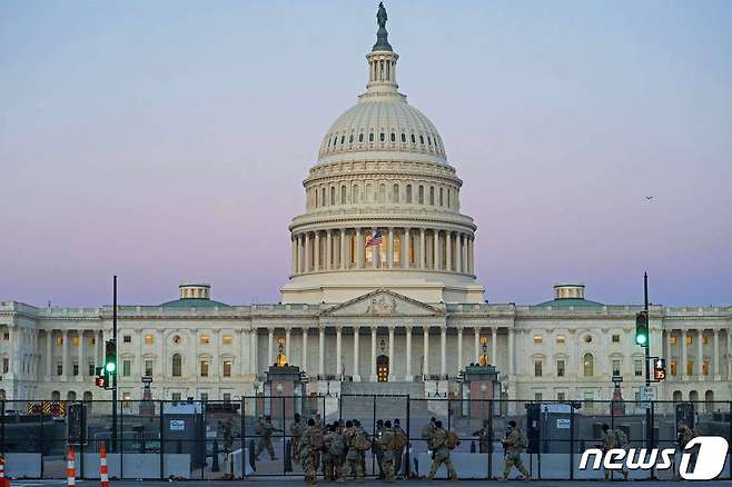 2월8일(현지시간) 주 방위군들이 워싱턴 의사당으로 모이고 있다. © AFP=뉴스1 © News1 우동명 기자