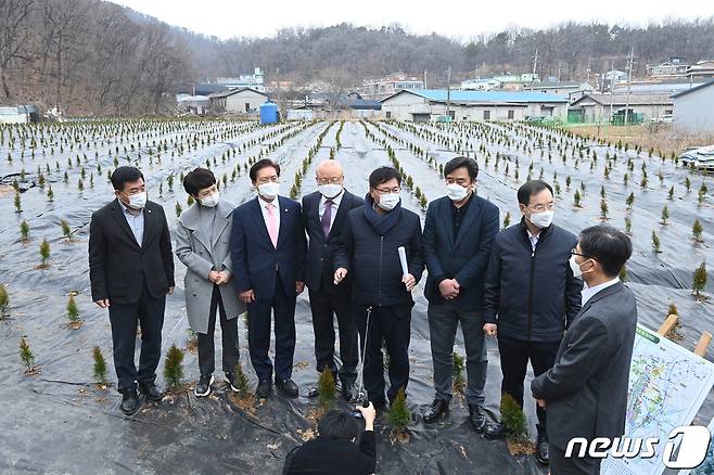 국민의힘 국토교통위원회 소속 의원들이 4일 오전 LH공사 직원 투기 의혹과 관련 경기 시흥시 과림동 현장을 살펴보고 있다. 2021.3.4/뉴스1 © News1 국회사진취재단