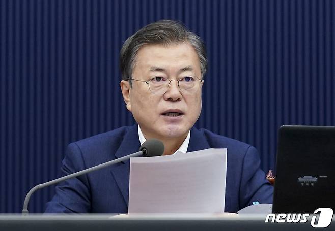 문재인 대통령이 2 일 오전 청와대여 민관에서 열린 제 9 회 국무회의를 주재하고있다. 2021.3.2 / 뉴스 1 © News1 이광호 기자