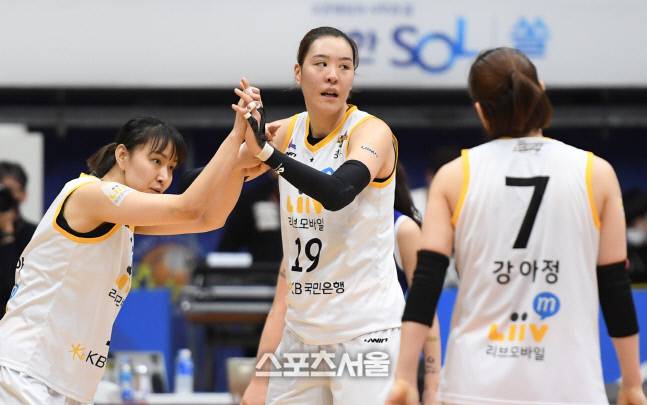 KB스타즈 박지수(가운데)가 2일 인천 도원체육관에서 열린 2020-2021 여자프로농구 신한은행과 KB스타즈의 플레이오프 2차전에서 신한은행에 승리한 뒤 염윤아와 하이파이브를 하고 있다. 박지수가 21득점 24리바운드로 맹활약한 KB스타즈는 신한은행에 71-60으로 승리하며 2연승으로 챔피언결정전에 진출했다. 2021. 3. 2. 인천 | 박진업기자 upandup@sportsseoul.com