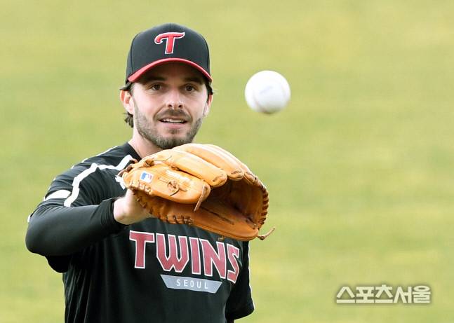 LG 트윈스 수아레즈가 2일 창원NC파크에서 진행된 NC와의 연습경기를 앞두고 캐치볼 하고있다. 2021.03.02. 김도훈기자 dica@sportsseoul.com
