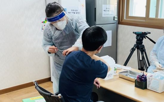 지난 26일 목포 참사랑요양병원 종사자와 입소자에게 백신을 접종했다. (사진=정승현 기자)