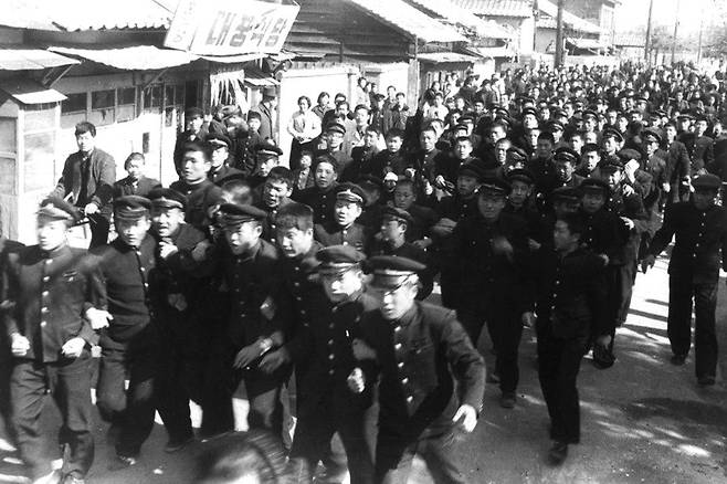 2·28민주운동 당시 경북고 학생들이 교문을 빠져나와 시내 반월당으로 향하는 모습. /2·28민주운동기념사업회