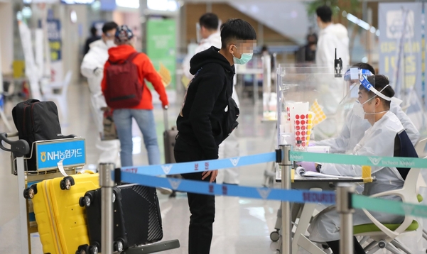 4일 오전 인천국제공항 제2여객터미널에서 해외입국자들이 방역 관계자의 안내를 받고 있다./ 연합뉴스