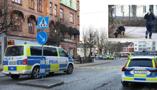 3일(현지시간) 스웨덴에서 20대 남성이 흉기를 휘둘러 8명이 부상을 입는 사건이 발생했다. 스웨덴 경찰이 사건현장을 통제하고 있는 모습.  [로이터]