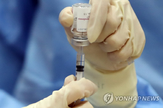 의료진이 아스트라제네카(AZ)의 코로나19 백신 주사액을 특수주사기로 옮기고 있다. 연합뉴스