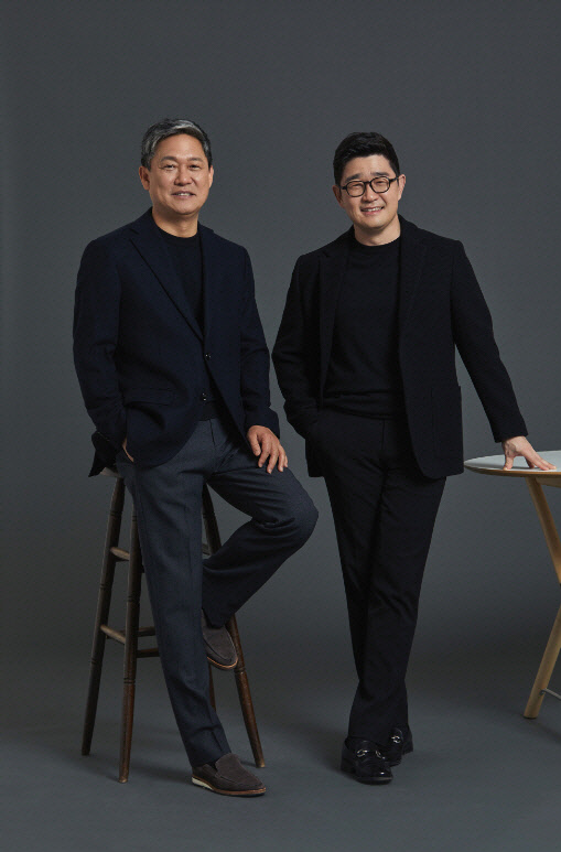 김성수(왼쪽)·이진수 카카오엔터테인먼트 각자 대표. 카카오엔터테인먼트 제공