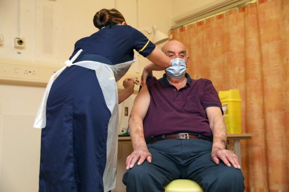 지난 1월4일(현지시간) 영국 옥스퍼드의 처칠병원에서 82세 남성이 아스트라제네카 코로나19 백신을 접종받고 있다.AP뉴시스