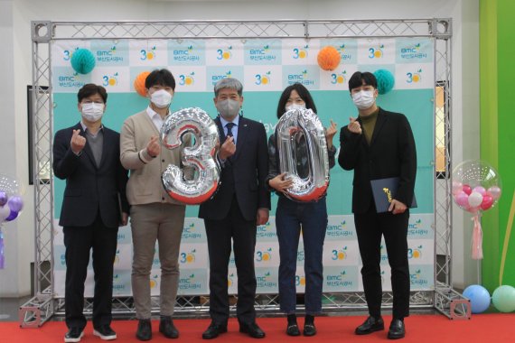 코로나19 사태로 인해 비대면으로 가진 30주년 기념 행사에서 김종원 사장(왼쪽 세번째)이 공로 수상자들과 포즈를 취하고 있다. 부산도시공사 제공