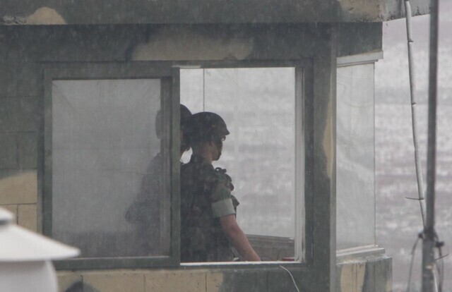 해안 초소의 모습. 이번 동해 민간인 출입통제선에서 붙잡힌 북한 남성이 월남한 지역의 부대와는 관계가 없는 초소이다. <한겨레> 자료사진