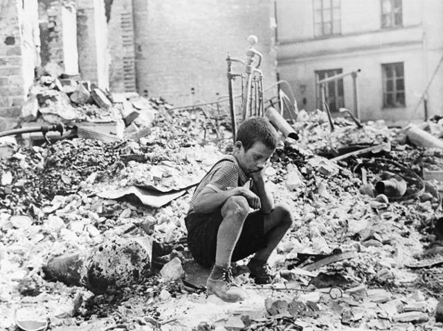 폭격을 맞아 폐허가 된 바르샤바 게토에서 넋을 잃고 앉아 있는 아이의 모습. 글항아리 제공