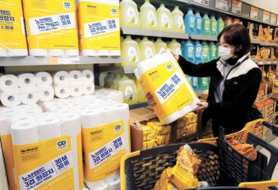 이마트 노브랜드가 다른 브랜드 대비 30% 이상 저렴한 가격과 우수한 품질을 바탕으로 큰 인기를 끌고 있다. 이마트를 찾은 고객이 7900원으로 타 브랜드보다 30%가량 저렴하고 품질도 뛰어난 노브랜드 화장지를 고르고 있다. [사진 이마트]