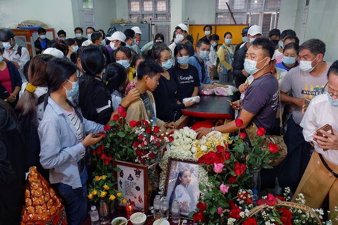 미얀마 시민들이 4일 만달레이에서 열린 쩨 신(19)의 장례식에서 고인을 추모하고 있다. 쩨 신은 전날 만달레이에서 군부 쿠데타 반대 시위 도중 군경이 쏜 총탄에 맞아 사망했다. 만달레이 | 로이터연합뉴스