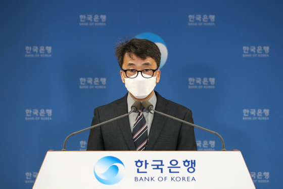Shin Seung-cheol, director of the national accounts division at the Bank of Korea, speaks during an online briefing held Thursday. [BANK OF KOREA]