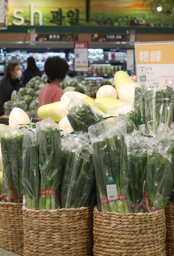 Vegetables are displayed at a discount supermarket in downtown Seoul on Thursday. According to Statistics Korea, the consumer price index was up 1.1 percent to 107 in February compared to the same month last year. That’s the largest increase since February 2020. [YONHAP]