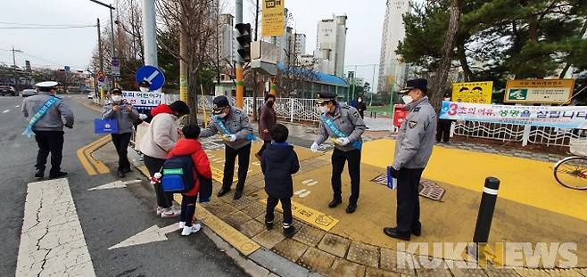 교통안전 홍보물을 배부하고 있는 동부서 경찰관들 모습.