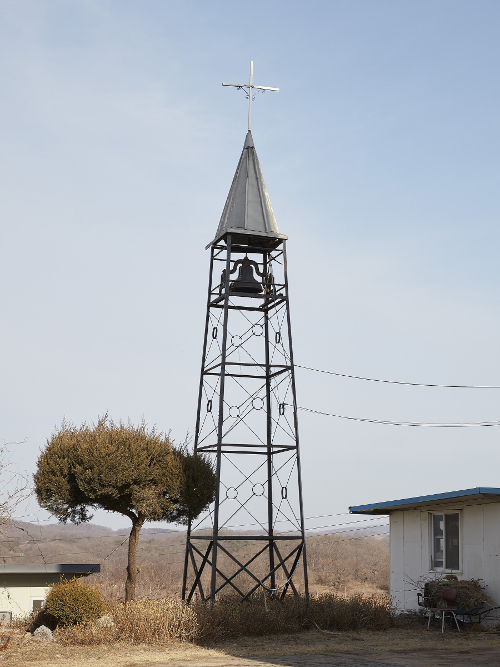 마을 꼭대기 ‘통일촌 교회’의 종탑.