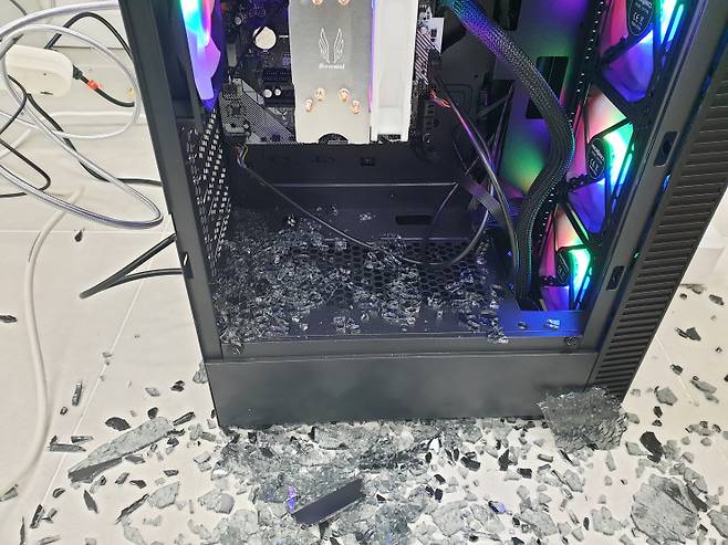 PC 케이스 측면 강화 유리가 폭발 후 모습 /사진=온라인 커뮤니티