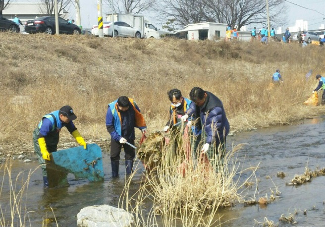 팔당호 주변 수질정화 활동을 하고 있는 모습. / 사진제공=경기도