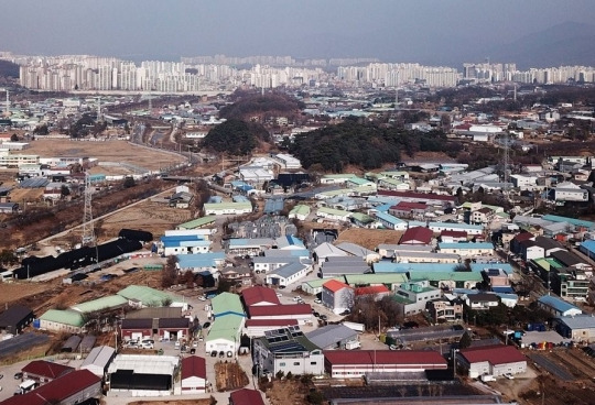 한국토지주택공사(LH) 일부 직원들의 광명·시흥 신도시 땅 투기 의혹이 불거지면서 공직자 토지거래 전수조사가 끝날 때까지 하남 교산신도시에 대한 토지보상 절차를 잠정 중단해야 한다는 목소리가 나온다. 사진은 하남 교산신도시 예정지의 모습. [연합]