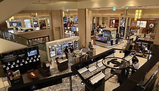 백화점 1층 명품 화장품 매장 [사진제공=연합뉴스]