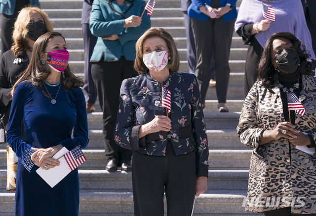 [워싱턴=AP/뉴시스] 3일 미국 연방 의사당 앞에서 낸시 펠로시 하원의장(가운데)이 투표권 확대법안 하원표결을 앞두고 기자들에게 연설하고 있다