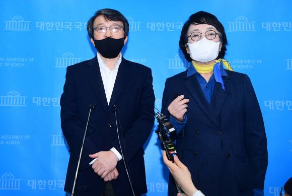 김진애 “8일 사퇴 완료” - 4·7 서울시장 보궐선거 후보로 출마한 뒤 범여권 단일화 성사를 위해 의원직 사퇴를 선언한 열린민주당 김진애(오른쪽) 의원과 의원직 승계 예정자인 김의겸 전 청와대 대변인이 3일 국회 소통관에서 취재진의 질문에 답하고 있다.김명국 선임기자 daunso@seoul.co.kr