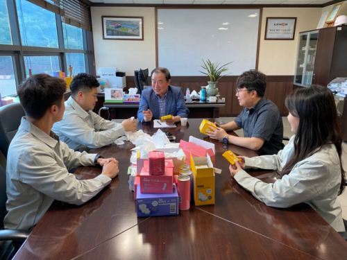 김효규(가운데) 레몬 대표가 경북 구미에 있는 본사 사무실에서 직원들과 제품에 대해 토론하면서 환하게 웃고 있다./사진제공=레몬