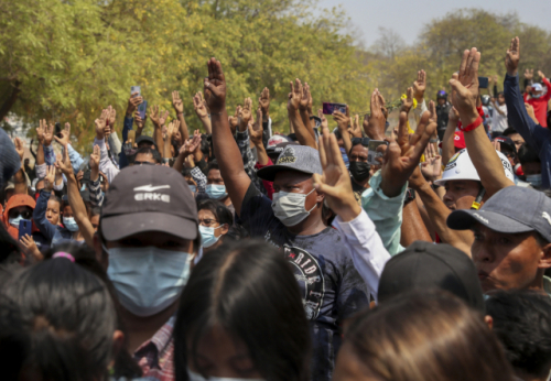 미얀마 만달레이의 시위대가 4일(현지시간) 저항의 상징인 세 손가락을 치켜들고 군부 쿠데타 반대 의사를 표시하고 있다. /AP연합뉴스