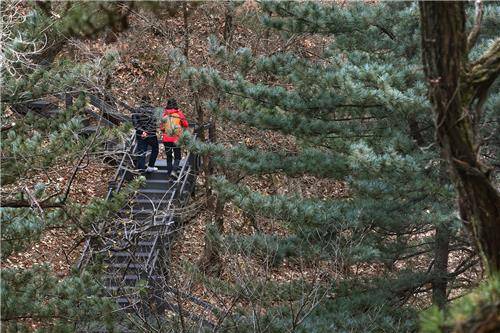 지난해 개방된 성곽 북측 면 둘레길의 데크 계단 [사진/전수영 기자]