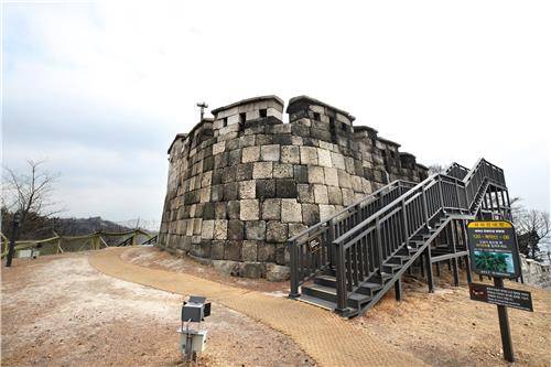 곡장(曲墻). 성벽의 일부를 둥글게 돌출시켜 쌓은 성을 말한다. 한양도성을 감상하기 좋은 곳이다. [사진/전수영 기자]