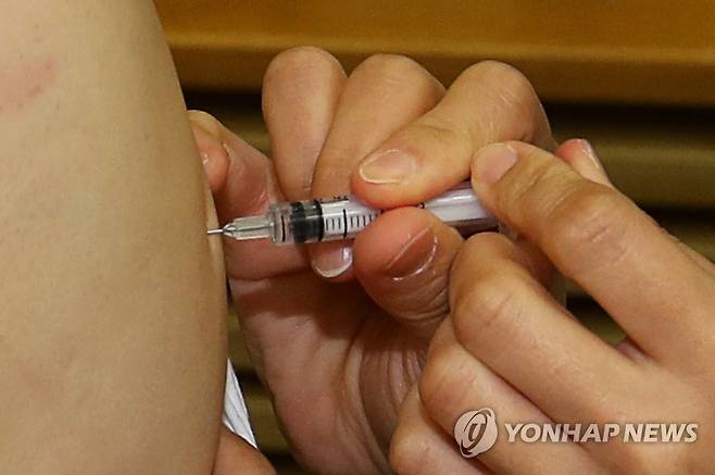 의료진 대상 코로나19 백신 접종 (서울=연합뉴스) 4일 오전 서울 종로구 서울대병원에서 의료진 대상 코로나19 백신 자체 접종을 하고 있다. 이날 총 50여 명의 의료진이 백신을 접종했다. 2021.3.4 [사진공동취재단] photo@yna.co.kr